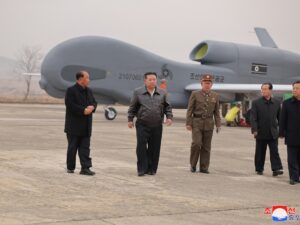 朝鲜金正恩监督新型配备人工智能的自杀式无人机的测试