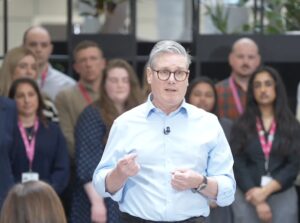 他不是埃隆·马斯克（Elon Musk），但英国首相基尔·斯塔默（Keir Starmer）拿着人工智能电锯去了解英国的州情