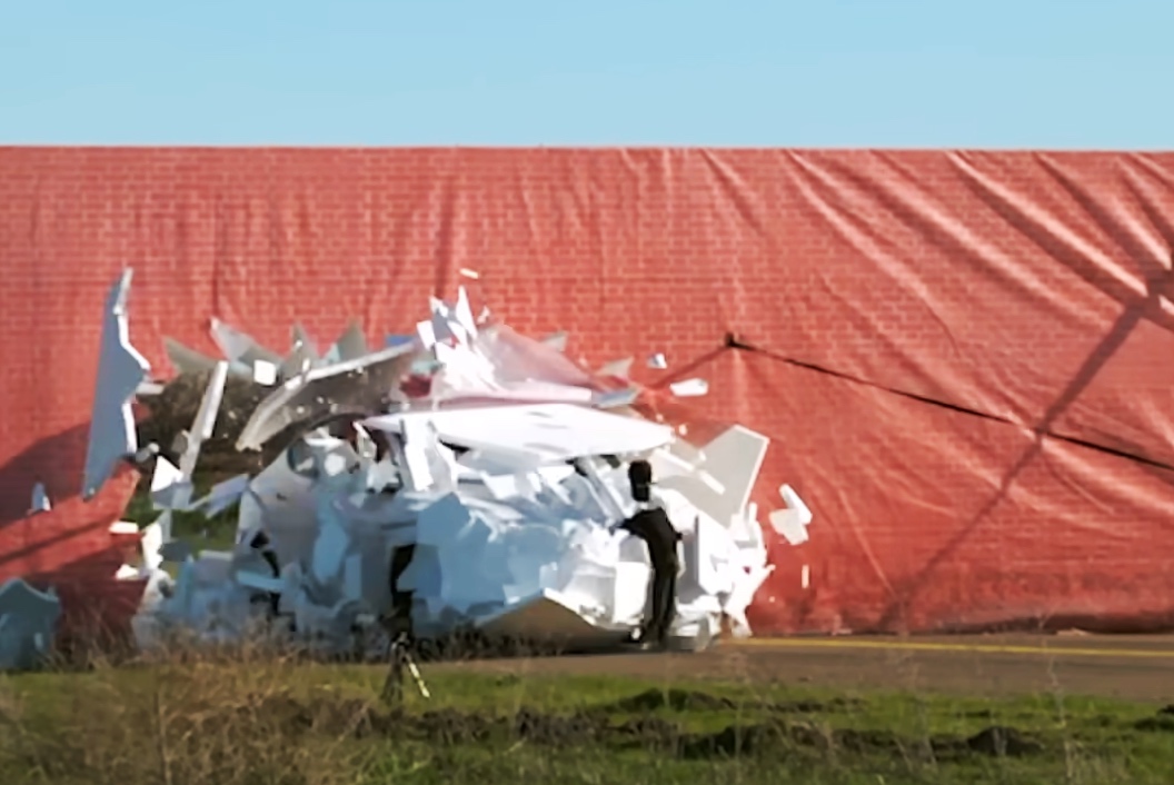 男子测试 Autopilot 上的特斯拉是否会撞穿泡沫墙（剧透：确实）