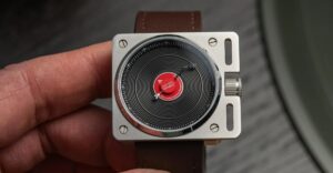 这款电唱机手表的灵感来自标志性的 DJ 转盘