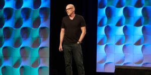 斯科特·加洛韦 （Scott Galloway） 表示，科技公司首席执行官正在玩他所说的“懦弱多米诺骨牌”