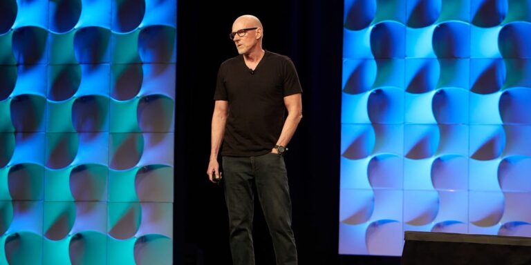 斯科特·加洛韦 （Scott Galloway） 表示，科技公司首席执行官正在玩他所说的“懦弱多米诺骨牌”