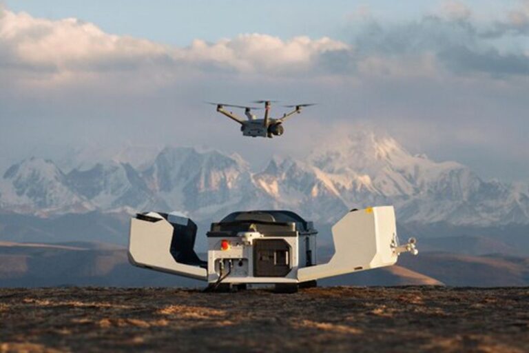 DJI Dock 3 提供“Drone in a Box”企业解决方案，实现 24/7 远程操作