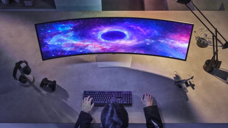 埃隆马斯克在白宫使用三星 Odyssey 游戏显示器