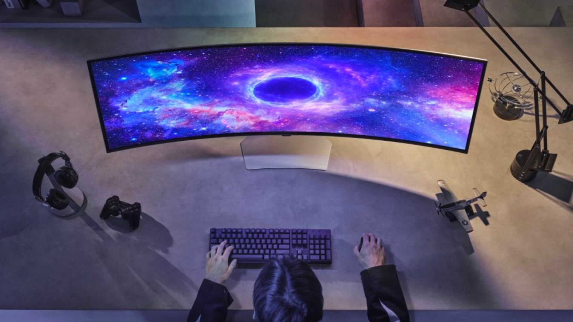埃隆马斯克在白宫使用三星 Odyssey 游戏显示器