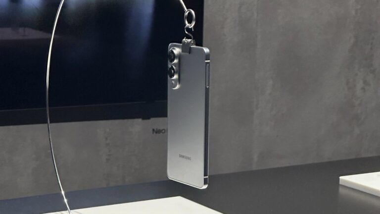 三星 Galaxy S25 Edge 的颜色似乎在新视频中透露，还有另一个即将发布的迹象