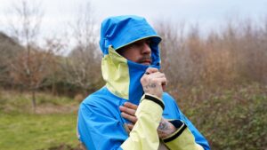 我试过 Peak Performance 的 Vislight Gore-Tex 夹克，现在安静的外壳感觉很无聊