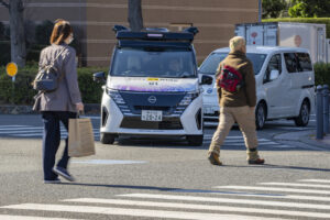 日产在挤满汽车和人的城市街道上测试无人驾驶汽车