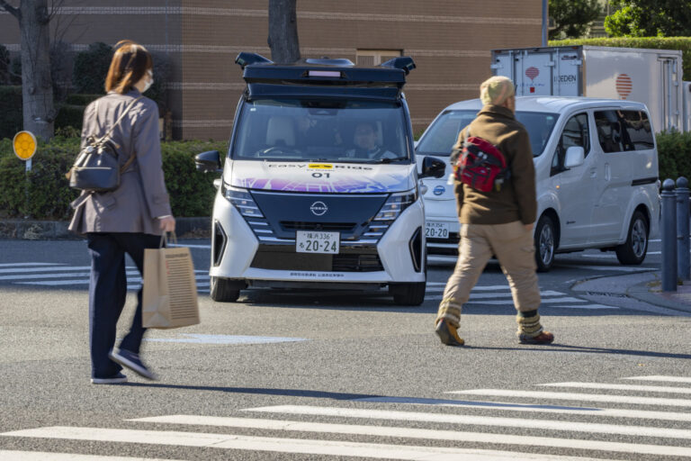 日产在挤满汽车和人的城市街道上测试无人驾驶汽车