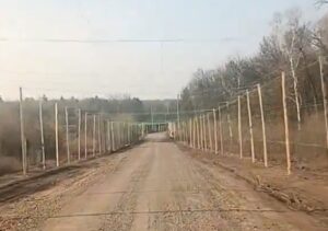 乌克兰军队在主要道路上建立保护性“反无人机隧道”