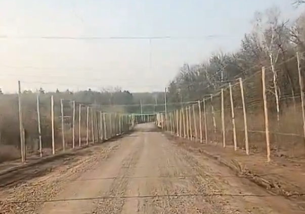乌克兰军队在主要道路上建立保护性“反无人机隧道”