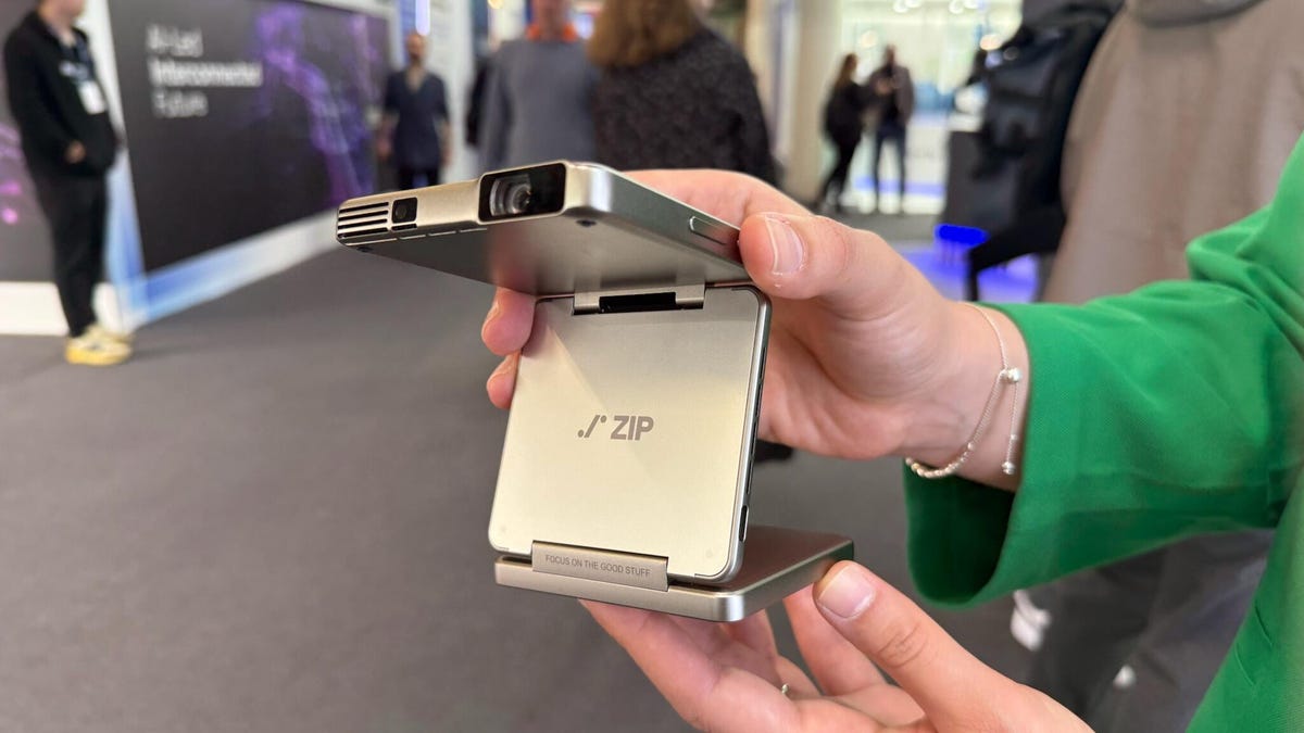 我在 MWC 2025 上爱上了这款微型可折叠投影仪