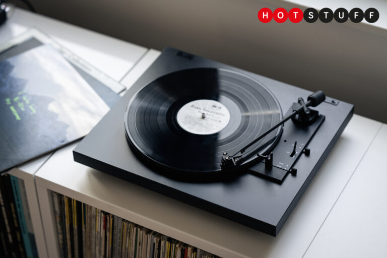 黑胶唱片聆听没有比使用 Pro-Ject 的新型经济实惠的 Automat 转盘更容易的了