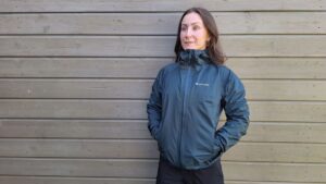 我穿着 Montane 的 Cetus Lite 防水夹克远足，它比看起来更实用
