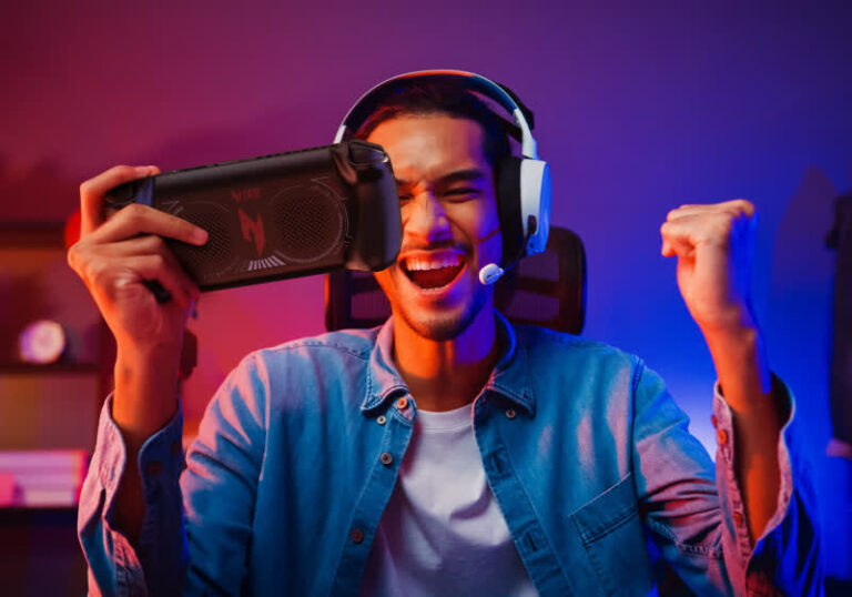 Microsoft 的下一代游戏策略：掌上电脑、类似 PC 的 Xbox，还是两者兼而有之？