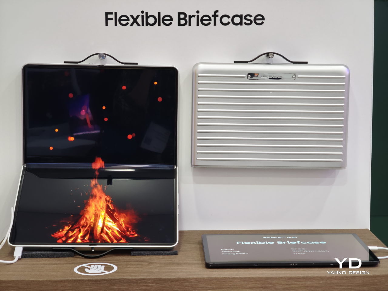 带可折叠显示屏的三星柔性公文包在 MWC 2025 上让大家大吃一惊