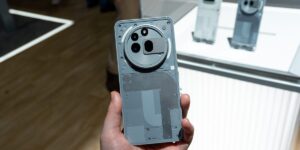 Nothing Phone （3a） Pro 动手评测：与 AI 融合的古怪设计