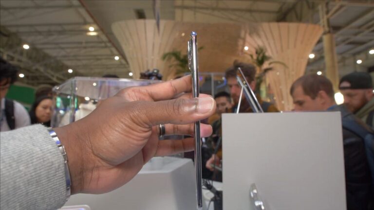 Tecno 在 MWC 2025 上的Spark Slim Phone 概念简直就是一个奇迹