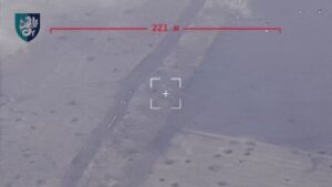 乌克兰无人机跟随俄罗斯自行车部队回到他们的防空洞——然后无人机操作员呼叫了炮兵