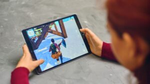 Apple 的 M 系列芯片好得离谱，我认为是时候买一台 Apple 游戏掌上电脑了