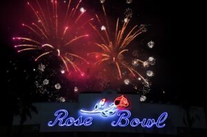 作为 7 月 4 日庆祝活动的一部分，Rose Bowl 从烟花转向无人机表演