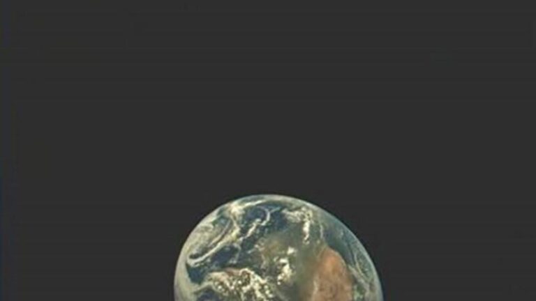 美军迷你航天飞机在执行秘密任务后绕地球运行 434 天后返回地球