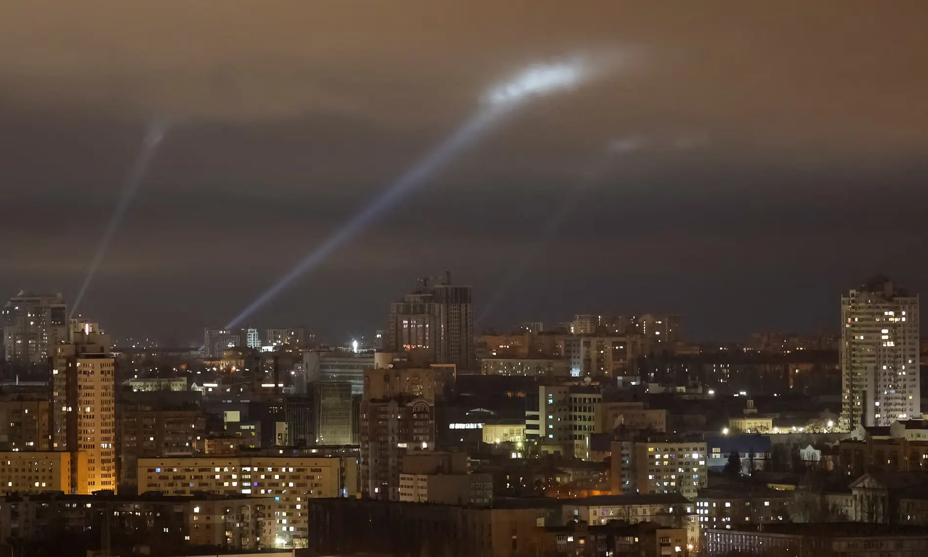 一夜之间，在特朗普与普京就停火进行谈判后，俄罗斯发射了 145 架无人机和弹道导弹