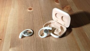 我是一个反对开耳式耳机的人，但 Honor Earbuds Open 赢得了我的声音