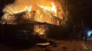 视频：俄罗斯无人机对乌克兰城市的袭击造成 3 名家庭成员死亡，12 人受伤