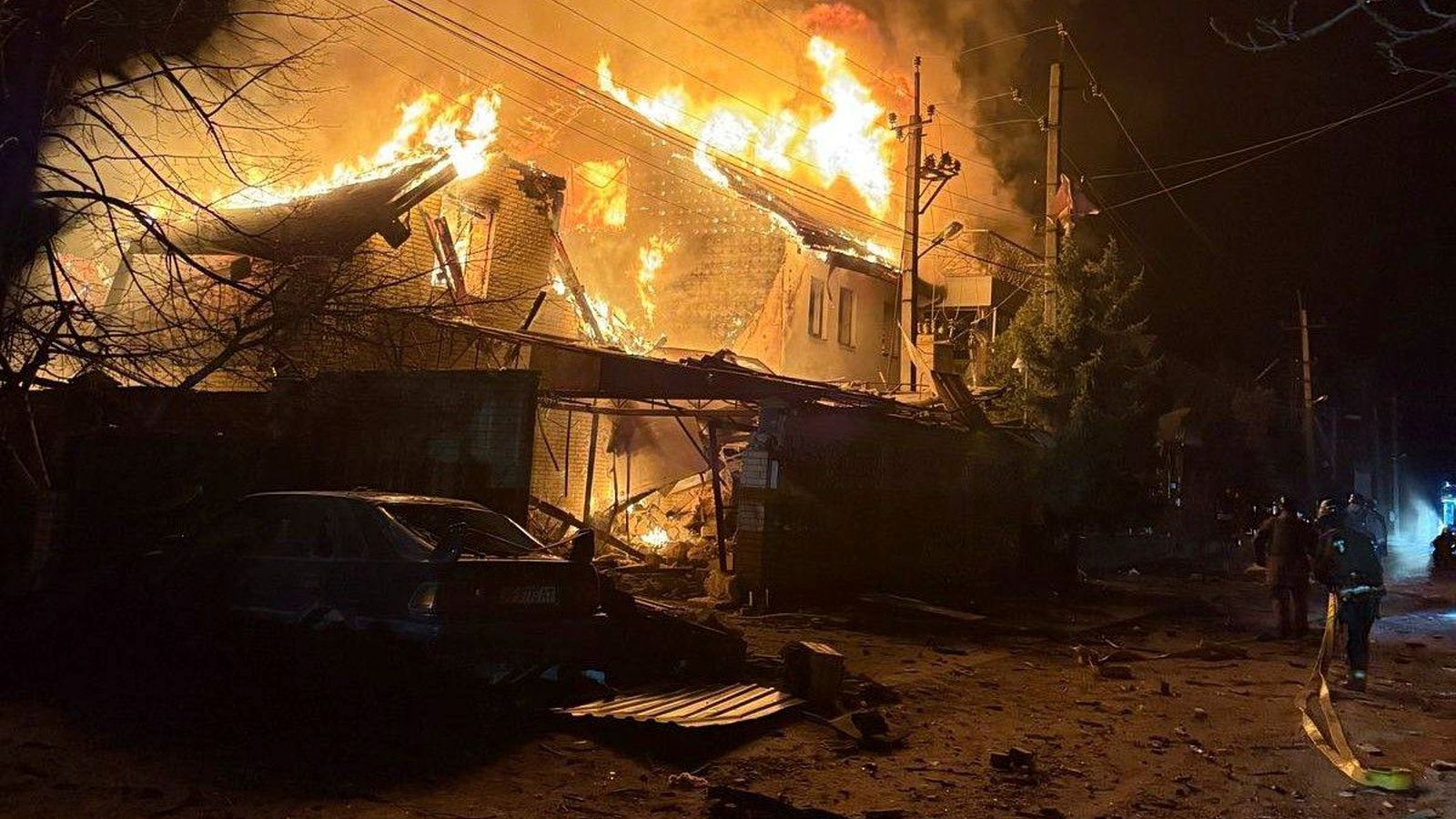 视频：俄罗斯无人机对乌克兰城市的袭击造成 3 名家庭成员死亡，12 人受伤