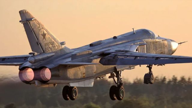 俄罗斯 Su-24 轰炸机被中国 FH-95 无人机袭击摧毁