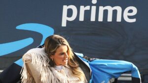 新工作？Vogue Williams 穿着 Amazon Prime 夹克向都柏林的当地人递送包裹时面带微笑