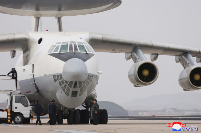 金正恩登上空中预警机，监督人工智能自杀式无人机试验
