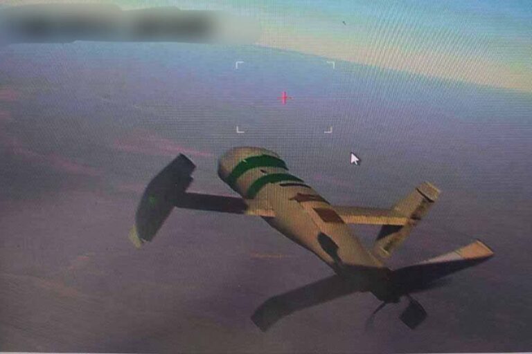 俄罗斯无人机捕捉到身份不明的乌克兰拦截无人机的镜头