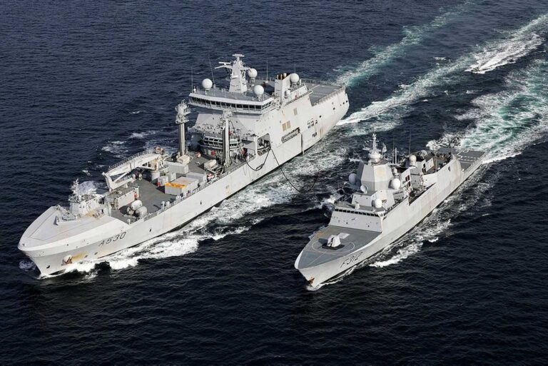 英国和挪威海军在英国HMS威尔士亲王号航空母舰部署之前建立互操作性