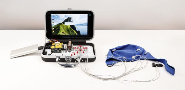 Raspberry Pi 为公文包大小的 PiEEG“生物实验室”项目提供支持