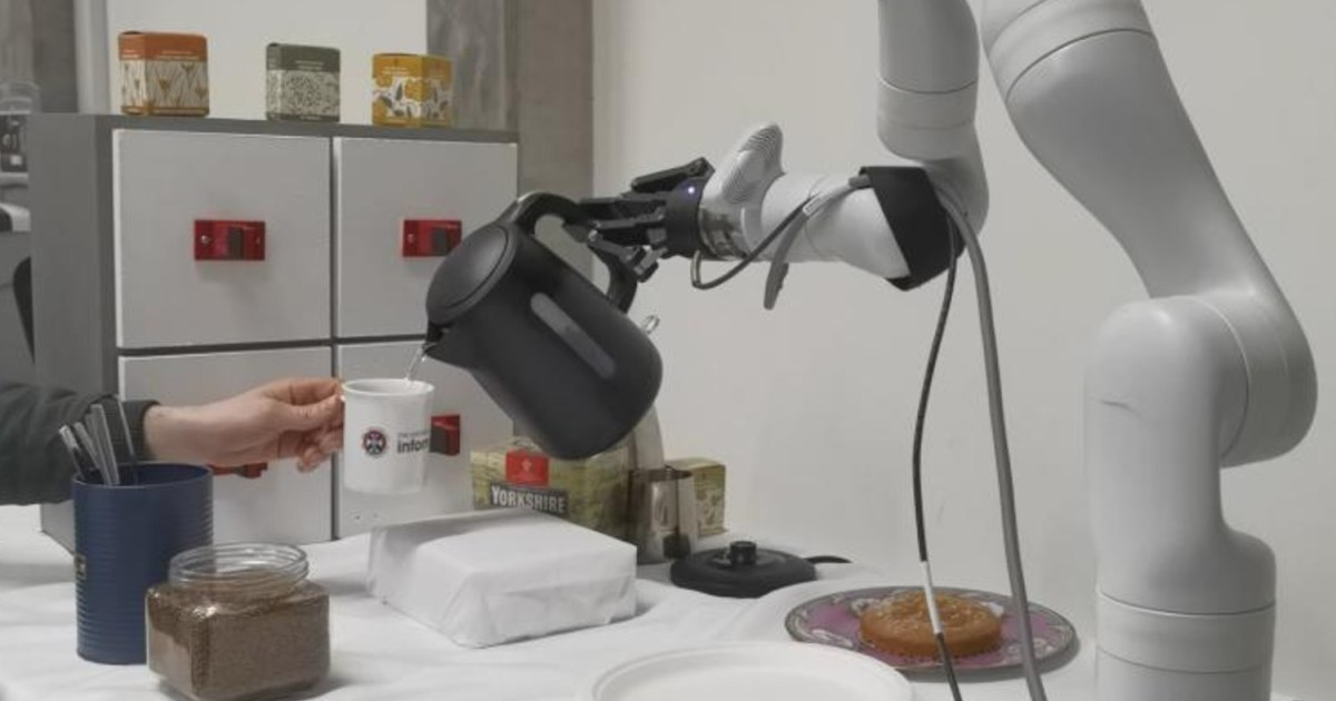 大学生创造 AI 驱动的咖啡冲泡机器人手臂
