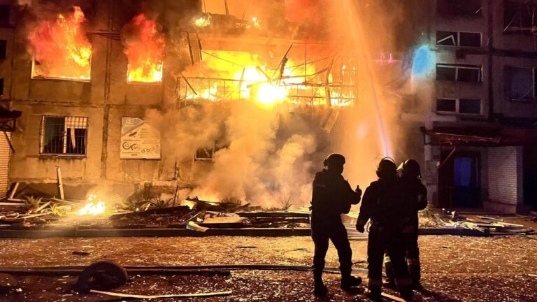 俄罗斯在和平谈判期间继续轰炸乌克兰，11 人在新的袭击中丧生