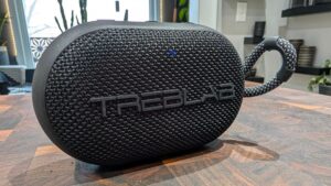 这款便携式蓝牙扬声器以极低的价格提供充满房间的声音