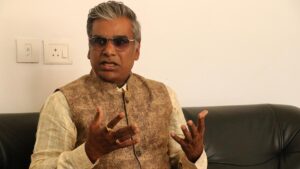 “在农业领域创造就业机会至关重要，因为人工智能将颠覆服务业”