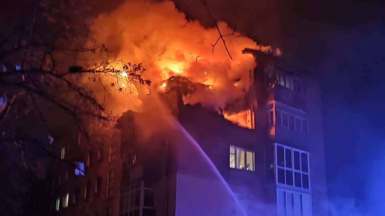 俄罗斯 Shahed 无人机袭击切尔尼戈夫的公寓楼和房屋 – 视频