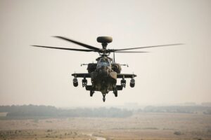 新型 AH-64E 阿帕奇直升机加强了对英国军队的侦察和火力支援