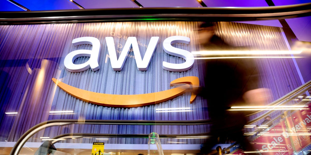 以下是 AWS 如何帮助 JPMorgan 和 Bridgewater 等金融巨头实现其 AI 雄心