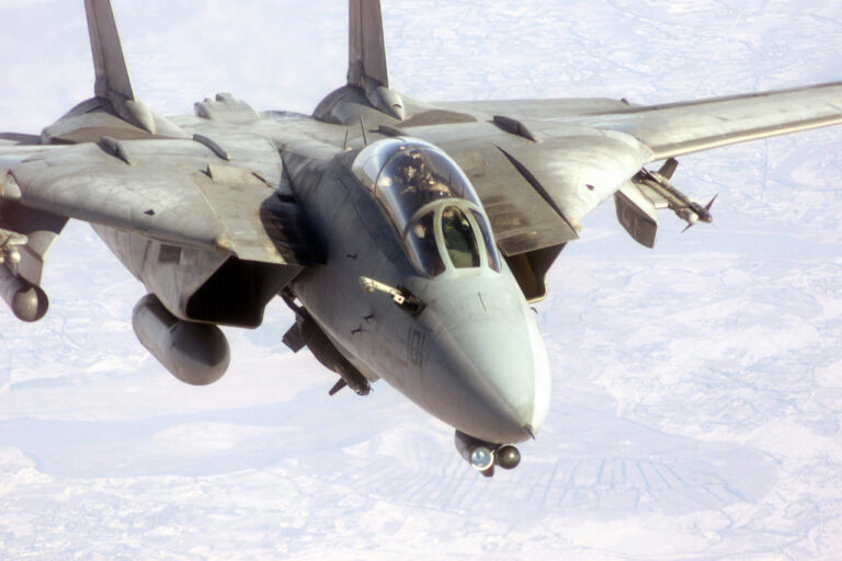 一架伊朗 F-14 雄猫声称拦截了一架美国间谍无人机
