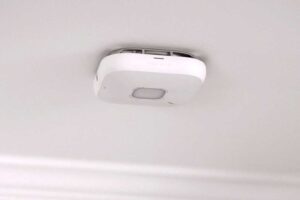 谷歌正在远离烟雾探测器和智能锁