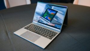 我在 MWC 上试用了联想的可折叠 OLED 笔记本电脑，它给我留下了一些问题
