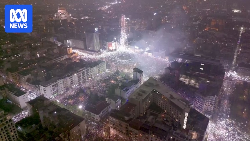 无人机镜头显示贝尔格莱德发生大规模反政府抗议活动。