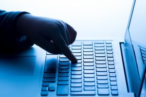 Ofcom 老板表示，“非常雄心勃勃”的在线安全规则将保护 18 岁以下的人