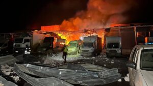 无人机袭击摧毁了乌克兰城市苏梅的 Nova Poshta 终端，造成员工死亡，焚烧了数千个包裹