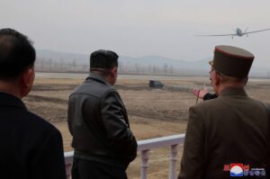 朝鲜总统金正恩监督人工智能自杀式无人机测试